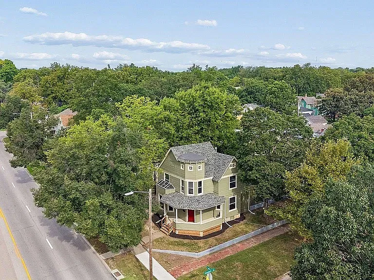4 bed, 1884 sqft, $3,200 — Photo 2