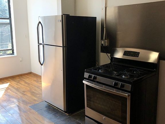 5th image of 416 Melrose St APT 4R