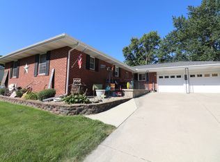 71 Hillcrest Dr, Clinton, IL 61727