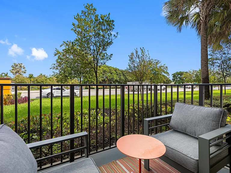 Bella Vista Apartments — Photo 15