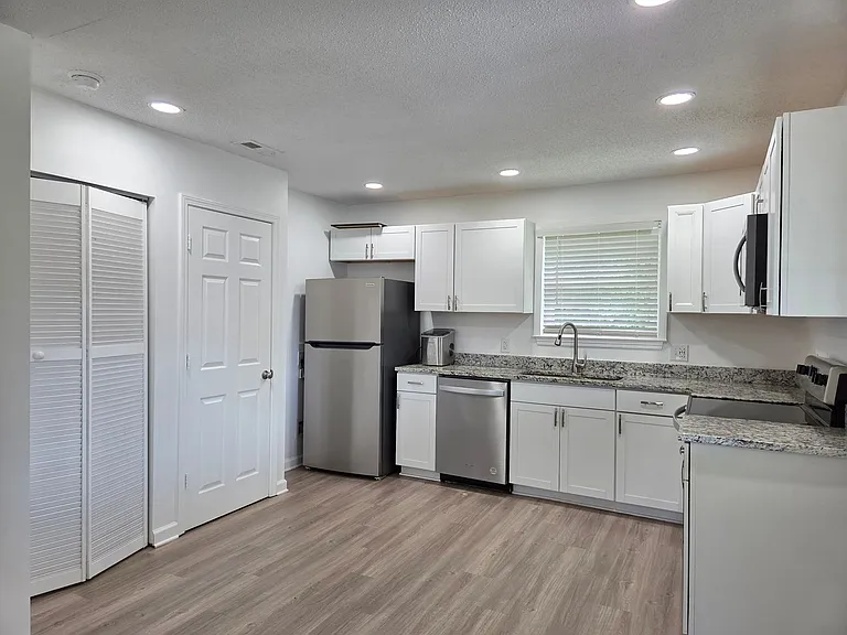 217 Foxwood Dr — Photo 6