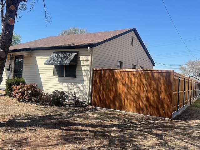 2nd image of 1029 E Walnut St