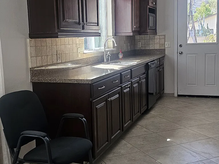 1641 Porter St — Photo 5