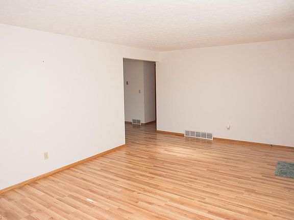5th image of 610 W Main St