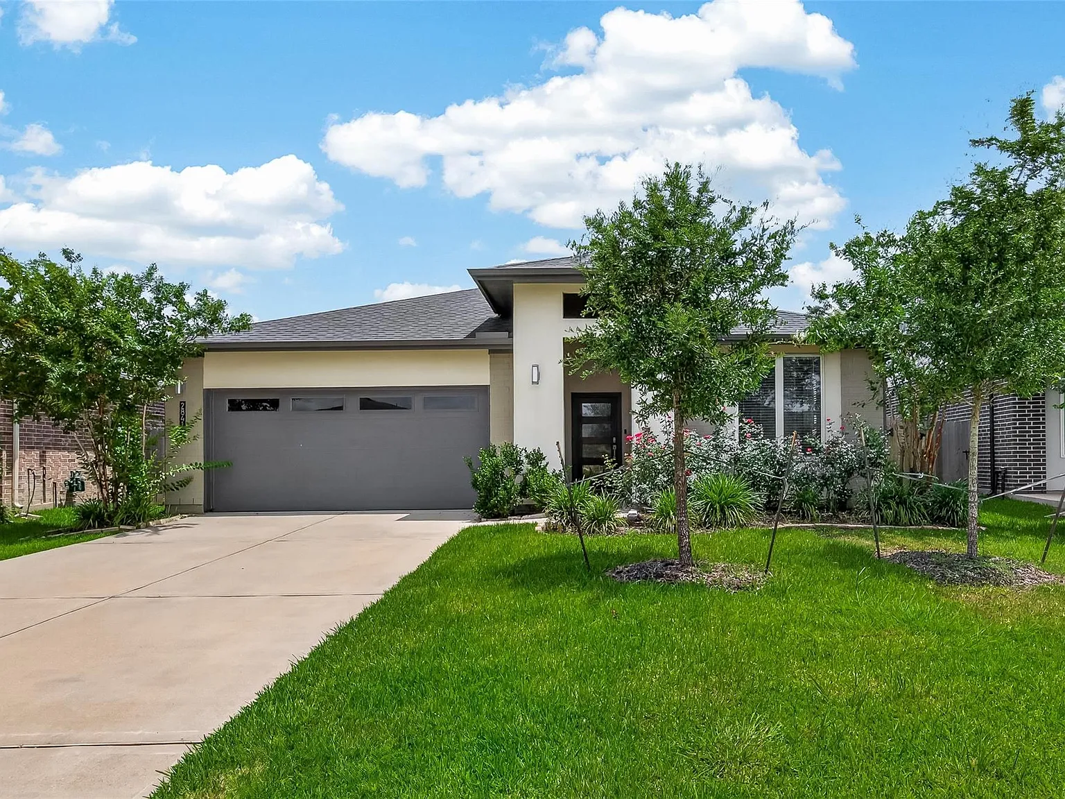 4 bed, 3.0 bath, 2306 sqft, $2,950 — Photo 3