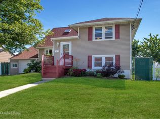 5 Manor Ln, Copiague, NY 11726