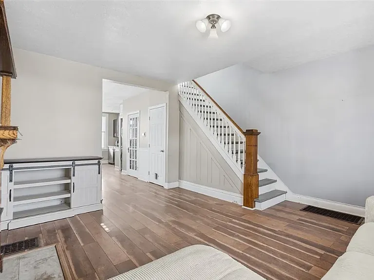 233 Edith St — Photo 3