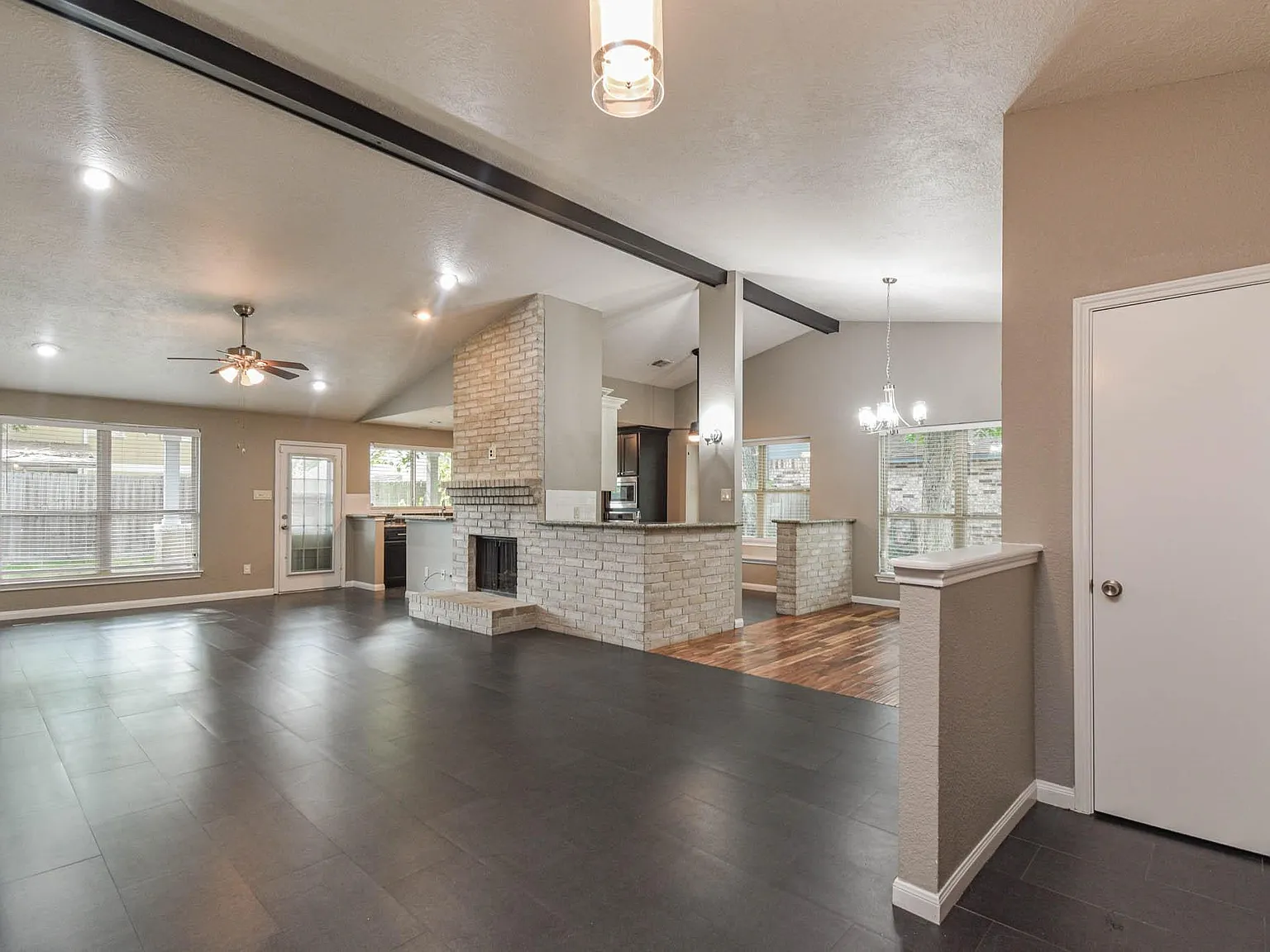 3 bed, 2.0 bath, 1810 sqft, $2,100 — Photo 3