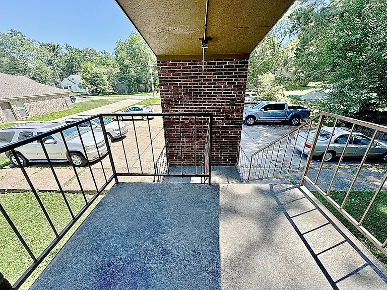 922 W Oak Ave #2 — Photo 4