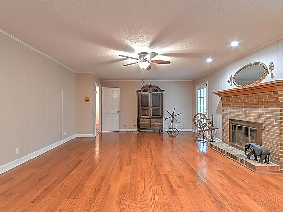 3rd image of 904 Millercrest Dr