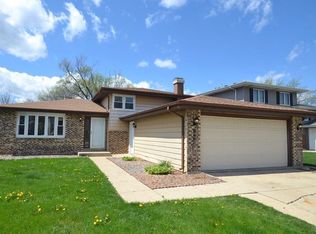 952 Dearborn Cir, Carol Stream, IL 60188