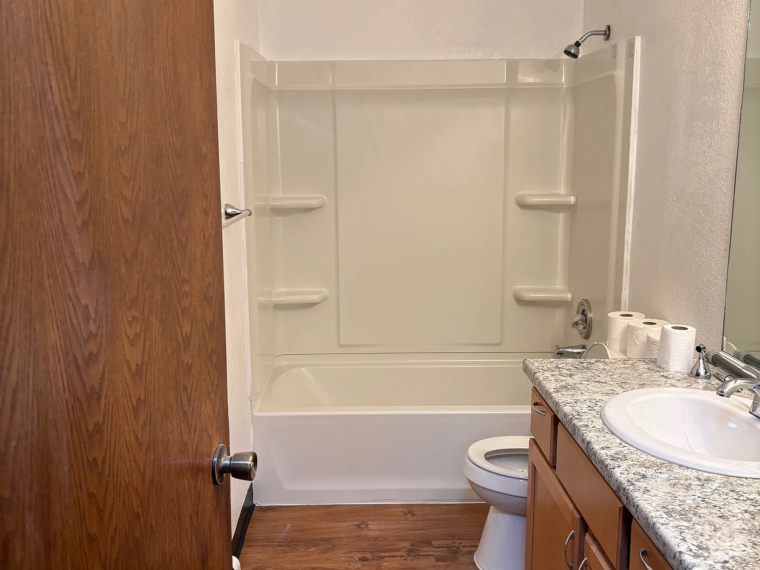 3 bed, 950 sqft, $1,900 — Photo 4