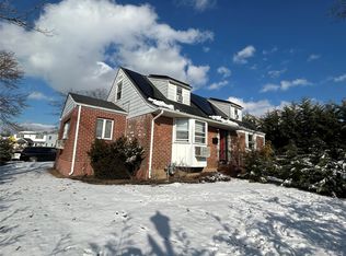 17 Molyneaux Rd, Valley Stream, NY 11580