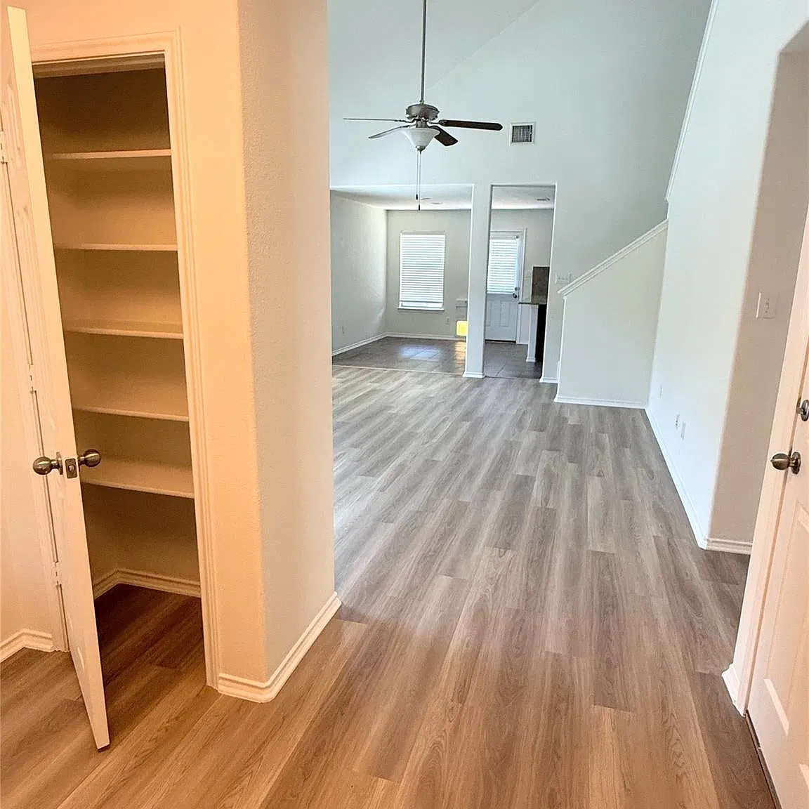4 bed, 2.5 bath, 2285 sqft, $2,000 — Photo 3