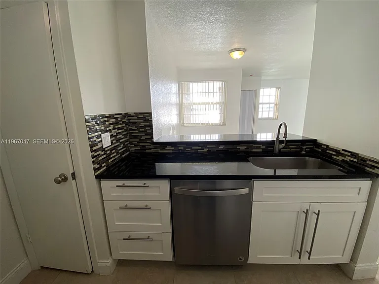 2841 N Oakland Forest Dr — Photo 11
