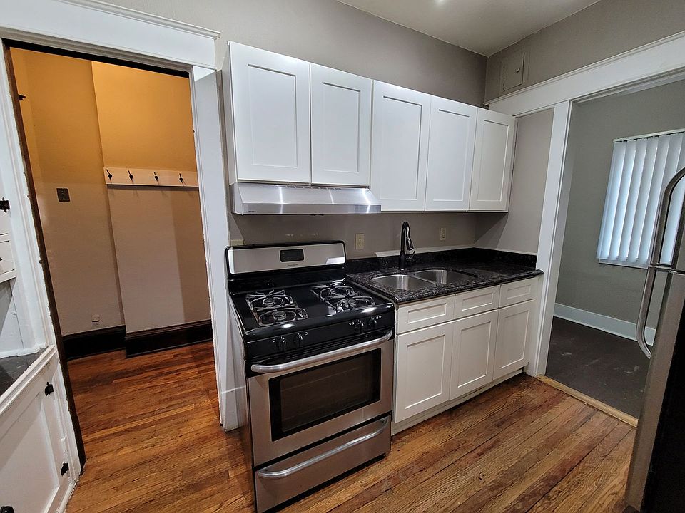 Classic Vintage apartments in Primo Midway location Apartment Rentals