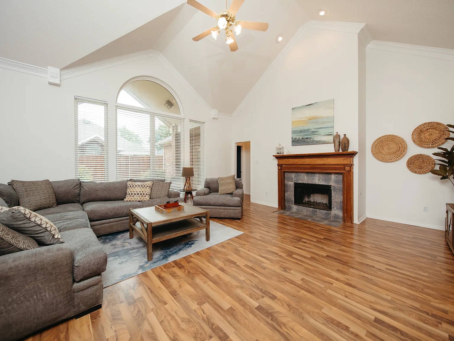 4 bed, 2251 sqft, $8,400 — Photo 3