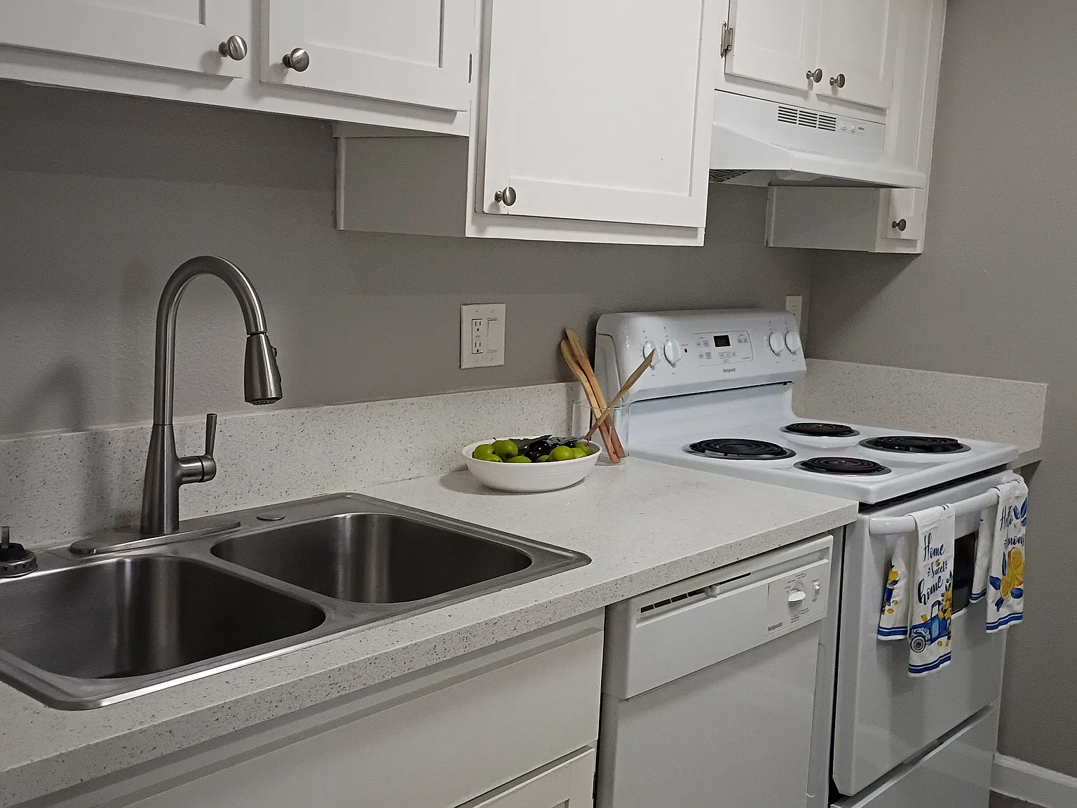 Studio, 400 sqft, $770 — Photo 2