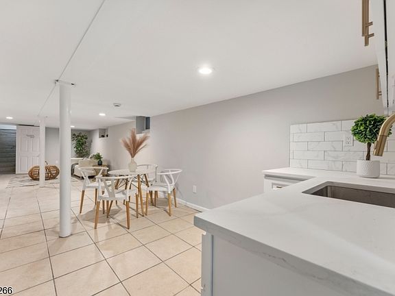 3rd image of 526 Jackson Ave Floor 2