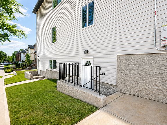 3rd image of 152 Parkwood Ave #1