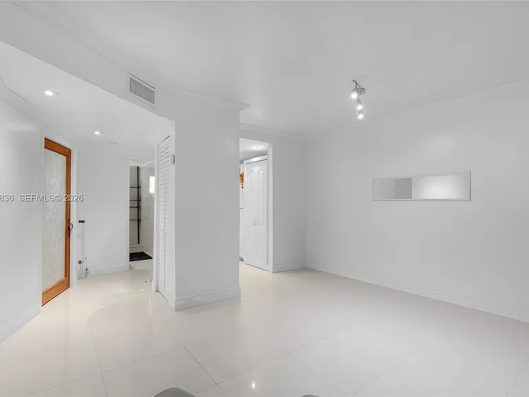 1450 NE 170th St #106 — Photo 5