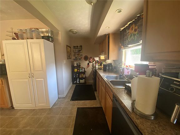 3rd image of 856 Creighton Ave
