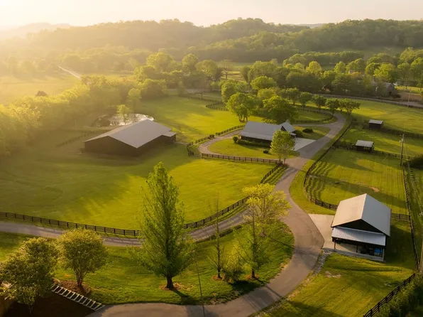 3636 Bear Creek Rd, Thompsons Station, TN 37179