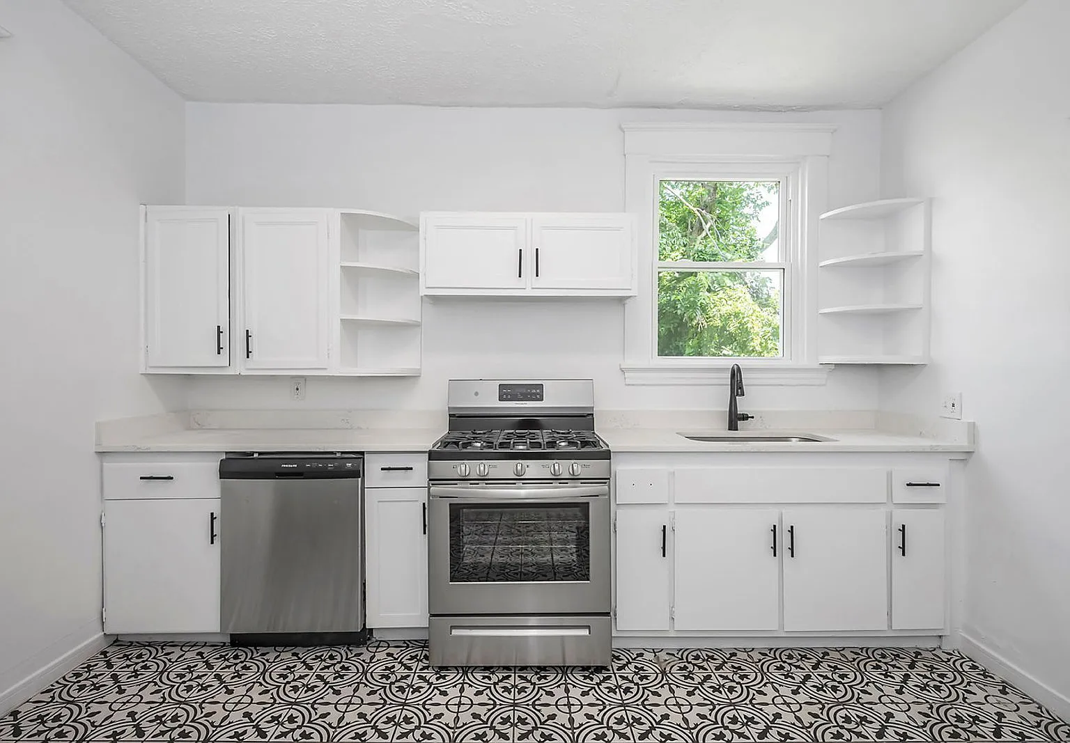 2 bed, 1.0 bath, 750 sqft, $1,545 — Photo 1