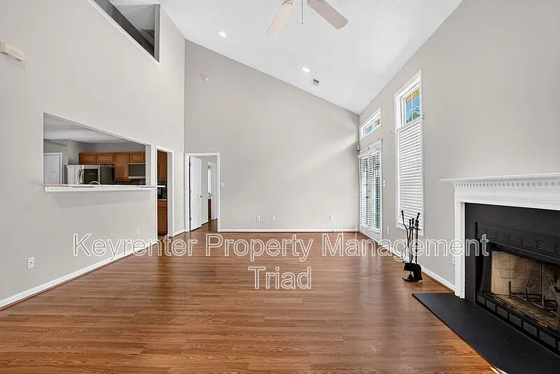 4 bed, 2.5 bath, 2170 sqft — Photo 2