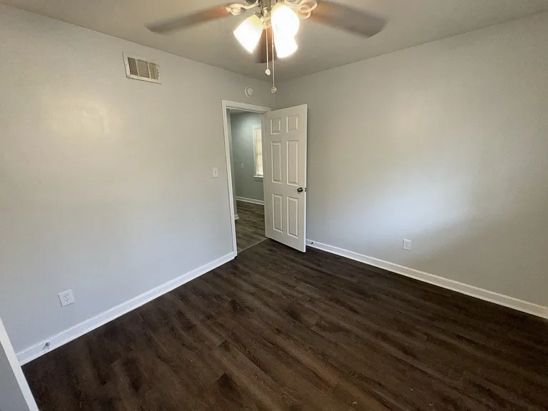 304 Colonial Cir — Photo 12