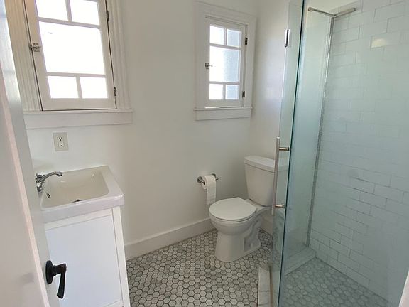 5th image of 4167 Oakwood Ave #665333715