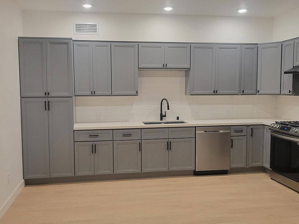 Beautiful eat-in kitchen with upgraded appliances and ample cabinets