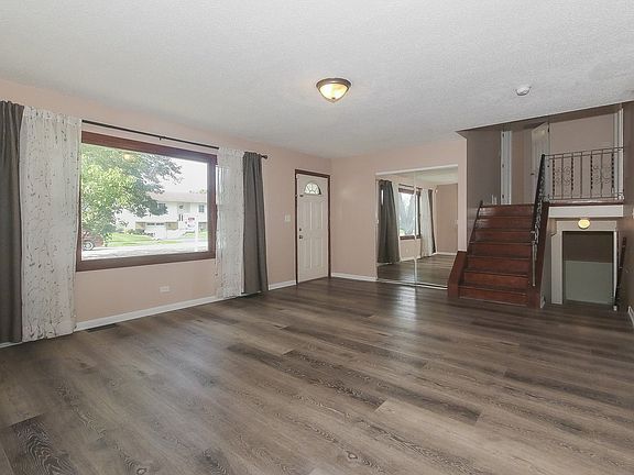2nd image of 6847 Meadowbrook Ln