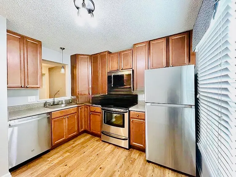 319 Riverwalk Cir — Photo 2