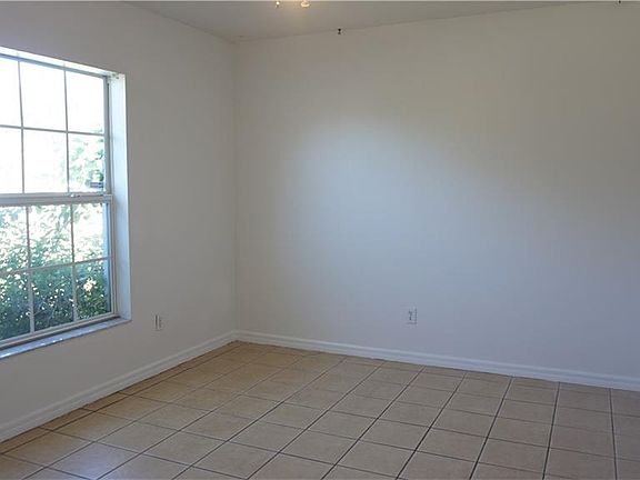 3rd image of 2723 NE 5th Ave