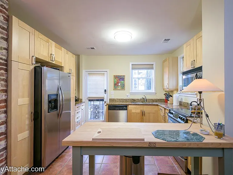 224 E St NE — Photo 10