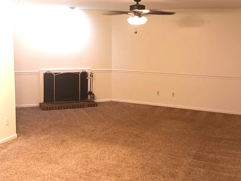 302 Patriot Ln #B — Photo 2
