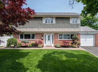 16 Byre Pl, Commack, NY 11725