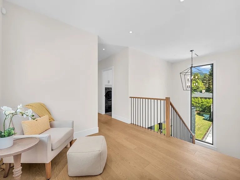 372 Moyne Dr — Photo 17