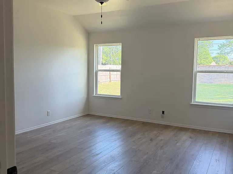 2709 W Imperial St — Photo 11