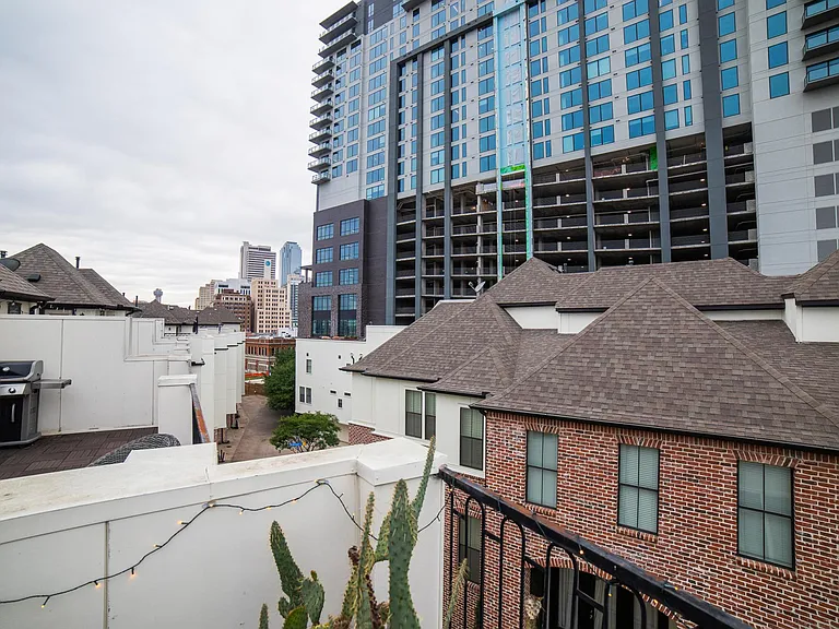 2127 Canton St — Photo 39