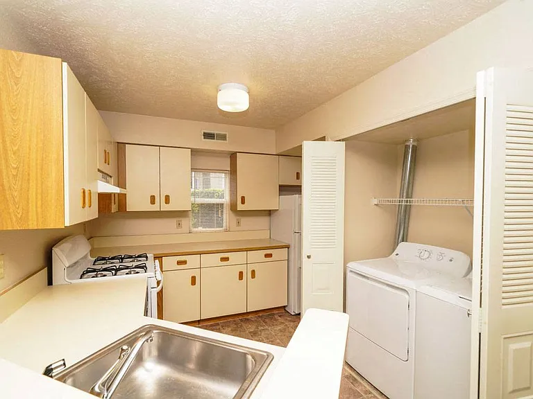 Orchard Lakes Apartments — Photo 14