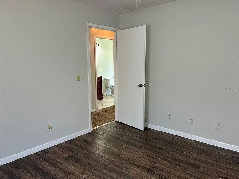 320 Queen Ave — Photo 12