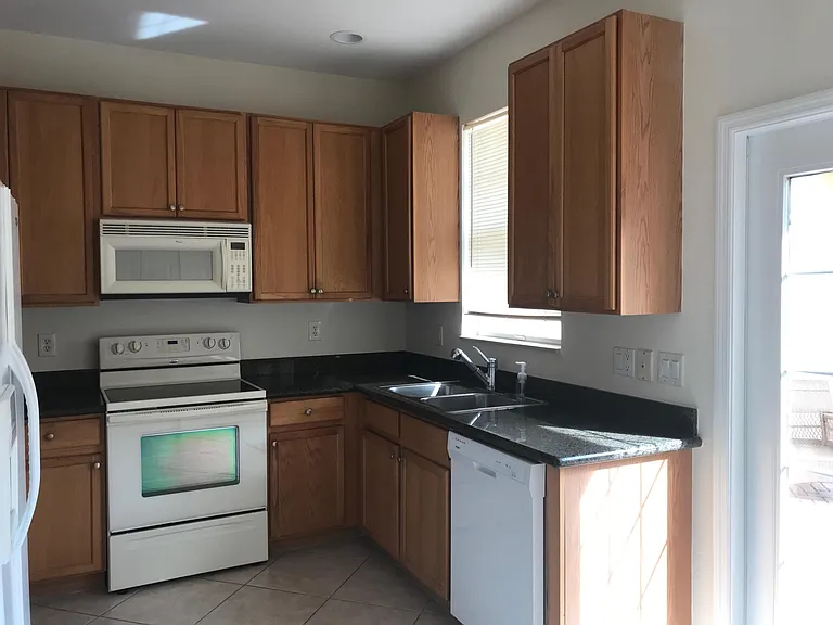 141 E Thatch Palm Cir — Photo 11