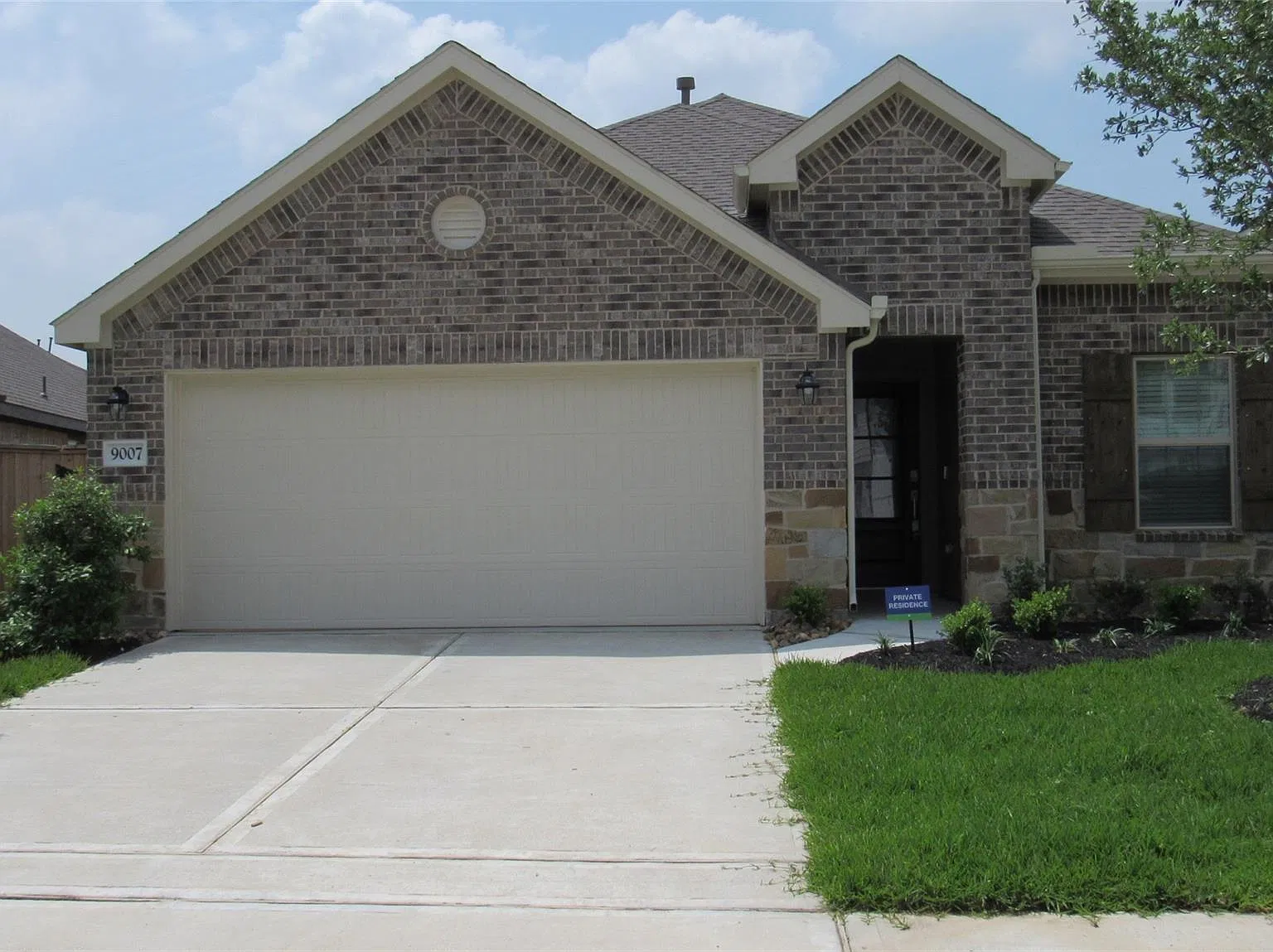 3 bed, 2.0 bath, 1760 sqft, $2,400 — Photo 2
