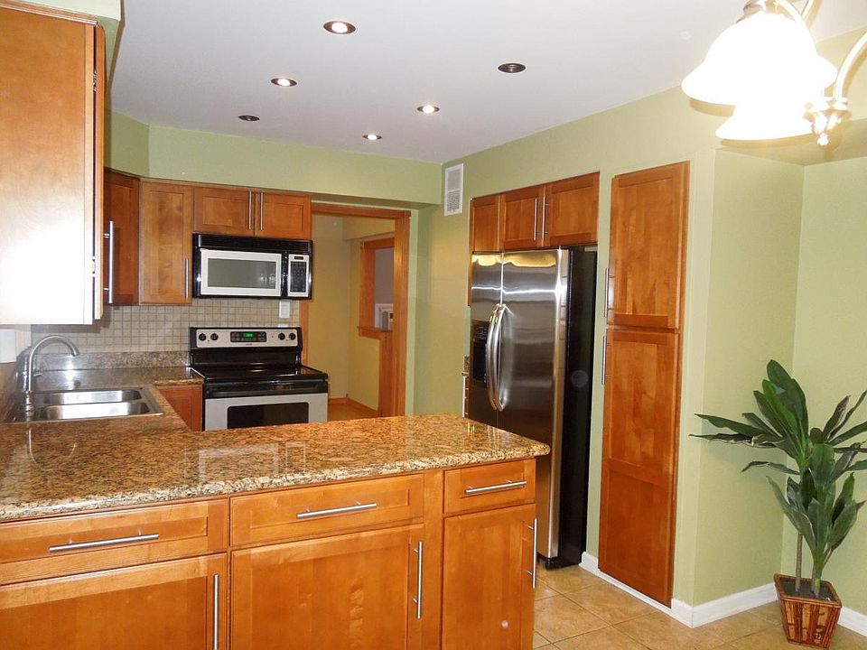 1st image of 75 Surrey Dr