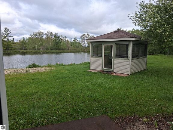 4th image of 90 River Dr