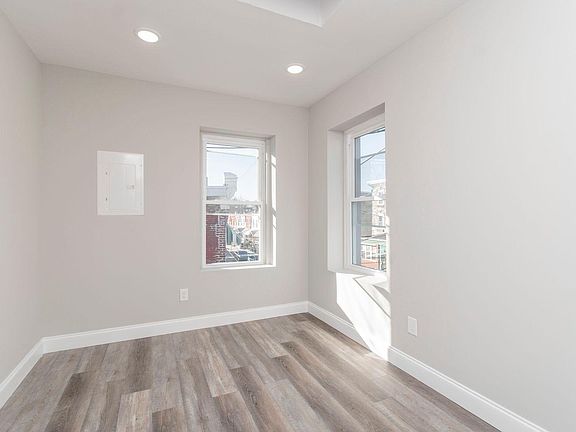 3rd image of 1540 W Tioga St #2R