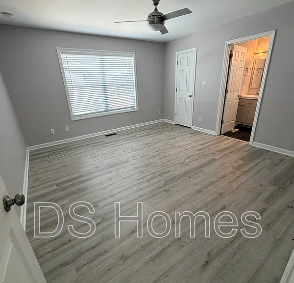 1028 Kent St — Photo 10