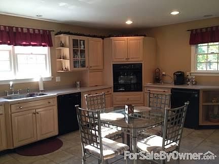 Eat-in Kitch 20x17 opens to Fam room